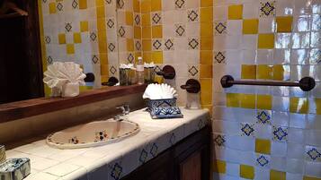 Quarto casal standard, vista para o jardim | Banheiro | Secador de cabelo, toalhas de banho, sabonete, papel higiênico