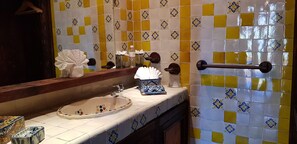 Kamar Double Standar, pemandangan kebun | Kamar mandi | Pengering rambut, handuk, sabun, dan tisu toilet