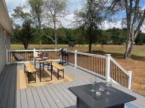 Outdoor dining - Cozy Creek House in Forestburgh (Forestburgh)