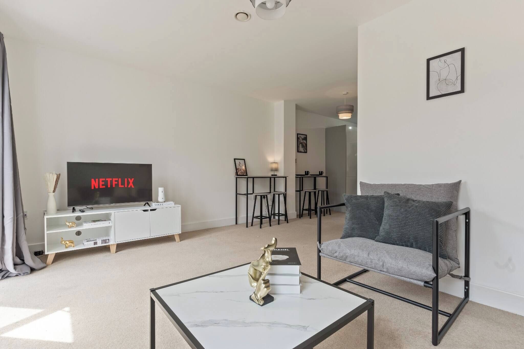 House, 3 Bedrooms | Living room | Books