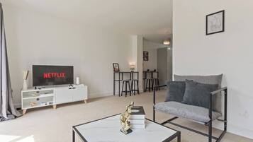 House, 3 Bedrooms | Living room | Books