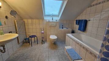 Haartrockner, Handtücher, Seife, Toilettenpapier