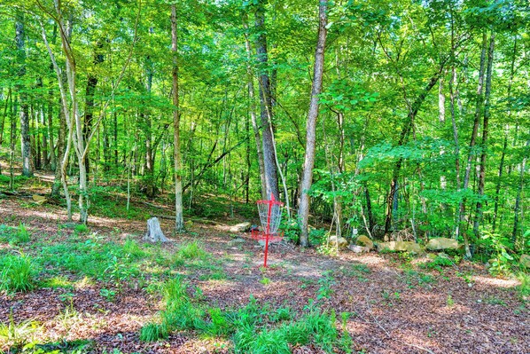 A forested area with a red goal post. - Cabin Retreat with Hot Tub, Sauna, Projector, Grill, Arcade and Fire Pit (Mentone)