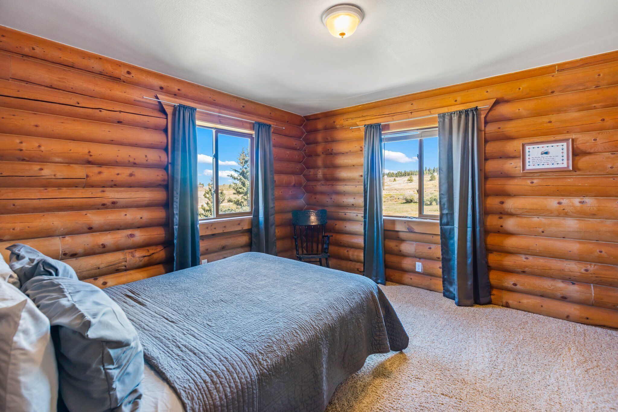 5 bedrooms, desk, WiFi, bed sheets