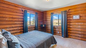 5 bedrooms, desk, WiFi, bed sheets