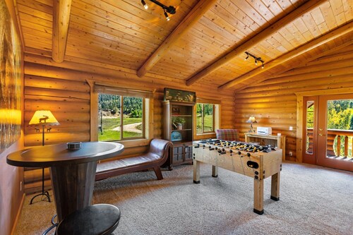 Mountain & Pond Views, Hot Tub, Movie Theater