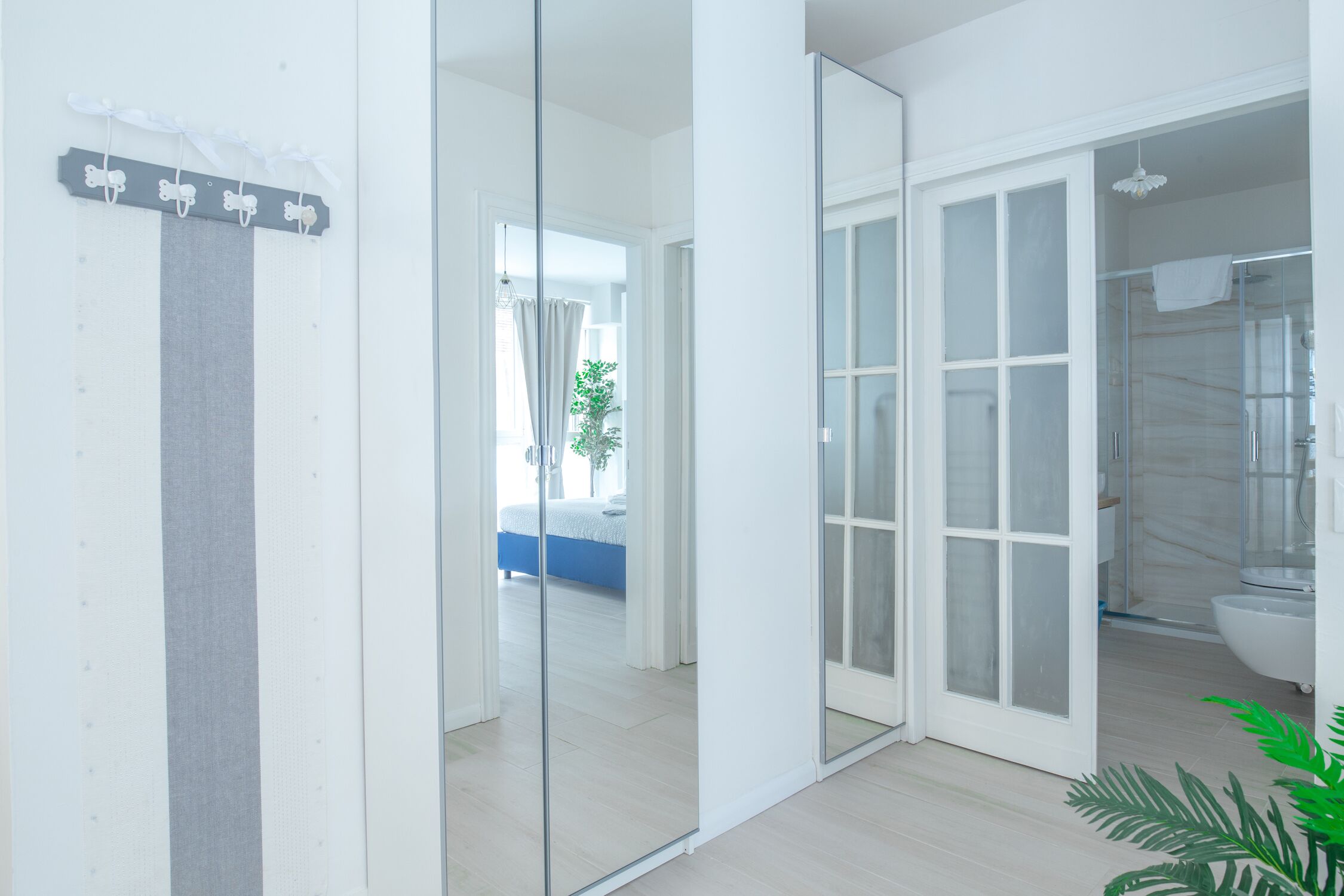 Un baño moderno con cabina de ducha de vidrio, una bañera blanca y un inodoro a la vista.