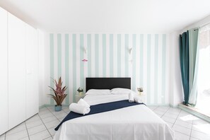 Leilighet, byutsikt | Safe på rommet, blendingsgardiner, lydisolert og strykejern/-brett