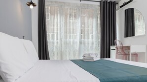Une chambre d’hôtel moderne, équipée d’un lit, d’un bureau et d’une chaise.