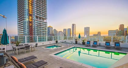 DTLA 2BR | Rooftop Jacuzzi & Sunset Views!