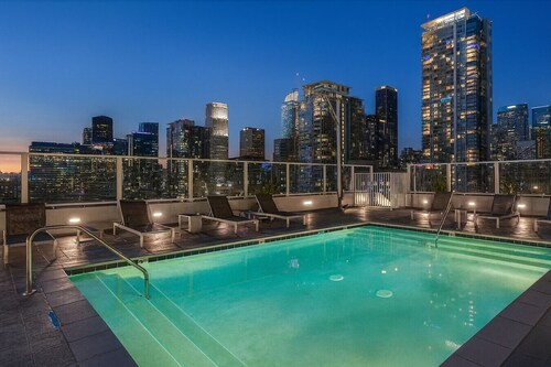 DTLA 2BR | Rooftop Jacuzzi & Sunset Views!