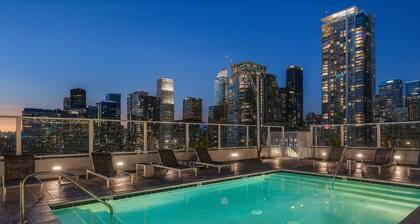 DTLA 2BR | Rooftop Jacuzzi & Sunset Views!