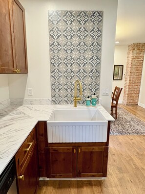 Ducha, secador de pelo, toallas y jabón