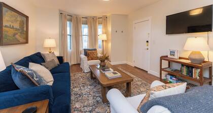Downtown Luxury Apartment I Full Kitchen I W/D