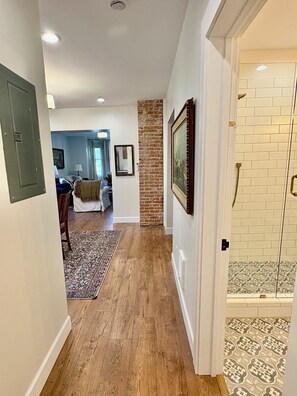 Douche, sèche-cheveux, serviettes fournies, savon