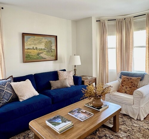 Downtown Luxury Apartment I Full Kitchen I W/D