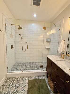 Douche, sèche-cheveux, serviettes fournies, savon