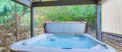 Outdoor spa tub