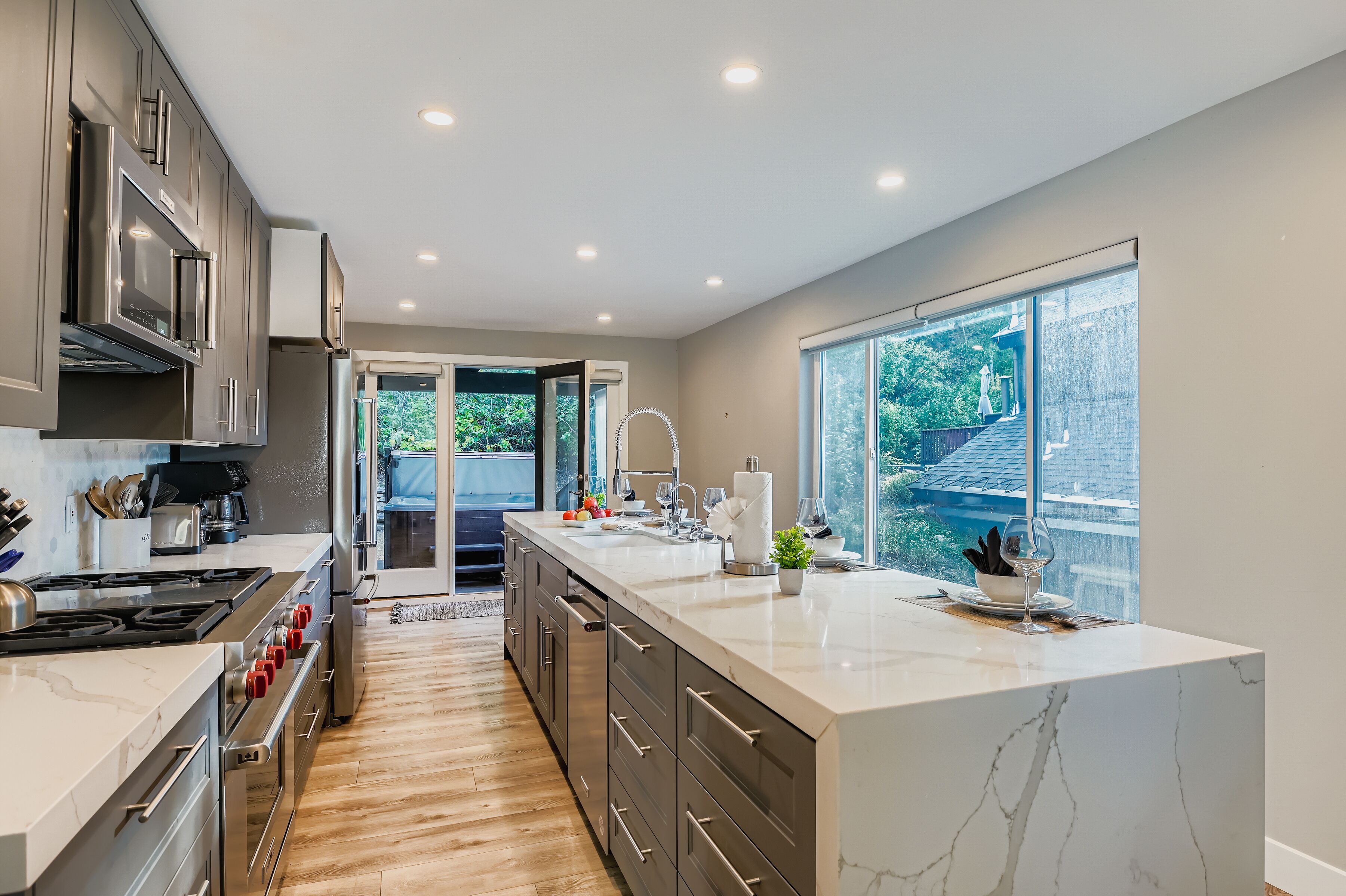 Kühlschrank, Mikrowelle, Ofen, Herdplatte