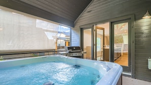 A hot tub with a grill and a covered patio area. - Old Town Park City Luxury with Private Spa and Views 440 (Park City)