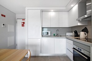 Fridge, microwave, oven, stovetop - Apartment 'Areias 2 Beach House' with Balcony, Wi-Fi and Air Conditioning (Monte Gordo)