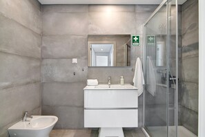 Een douche, een haardroger, handdoeken