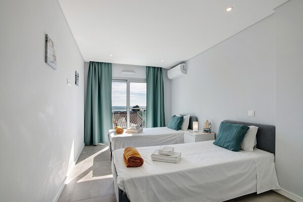 2 bedrooms, iron/ironing board, WiFi, bed sheets - Apartment 'Areias 2 Beach House' with Balcony, Wi-Fi and Air Conditioning (Monte Gordo)