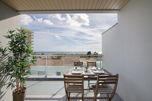 Outdoor dining - Apartment 'Areias 2 Beach House' with Balcony, Wi-Fi and Air Conditioning (Monte Gordo)