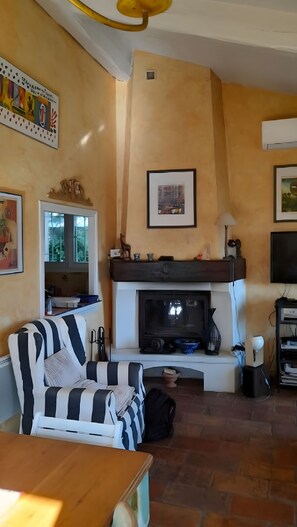 TV, fireplace