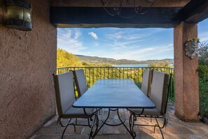 Outdoor dining - Villa 'La Mignonette' with Sea View, Private Garden and Wi-Fi (Cavalaire-sur-Mer)