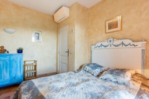 4 bedrooms, iron/ironing board, WiFi