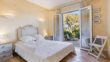 4 bedrooms, iron/ironing board, WiFi