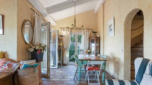 A dining area with a table, chairs, and a chandelier. - Villa 'La Mignonette' with Sea View, Private Garden and Wi-Fi (Cavalaire-sur-Mer)