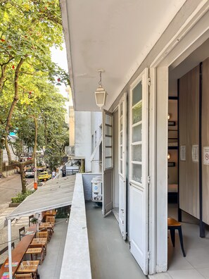 Outdoor dining - Hostel Leblon - 12-bed mixed shared room (Rio de Janeiro)