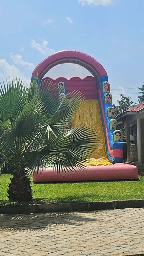 Children’s play area – outdoor