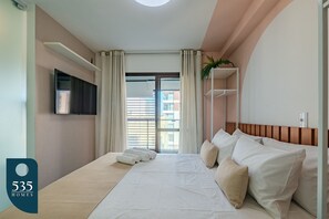 1 bedroom, iron/ironing board, Internet, bed sheets - Experience Salvador just steps from Farol da Barra (Salvador)