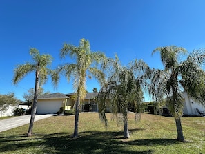 Property grounds - Spacious 3BR/2BA Cape Coral home with pool, AC, BBQ, loungers & patio (Cape Coral)