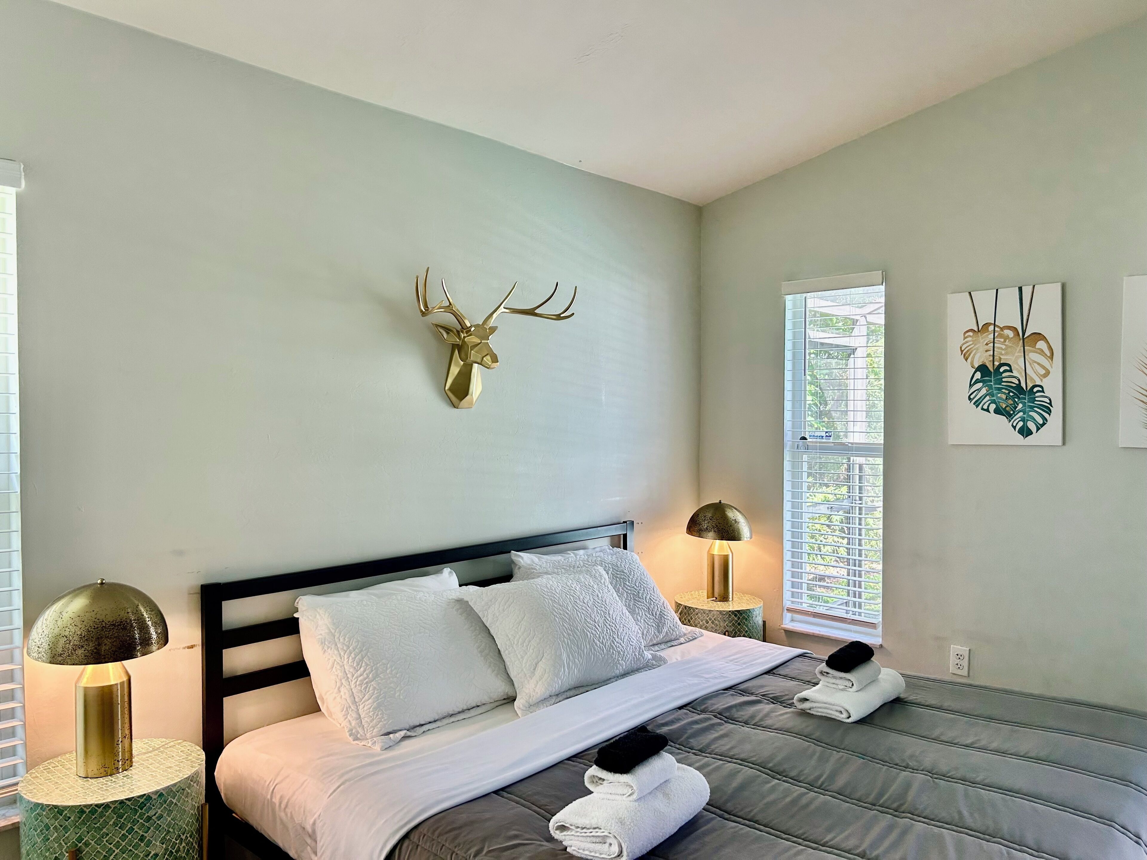 3 bedrooms, desk, iron/ironing board, travel crib