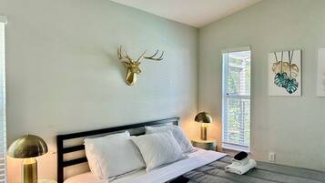 3 bedrooms, desk, iron/ironing board, travel crib