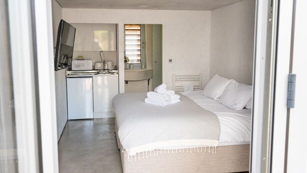 6 habitaciones, escritorio, wifi gratis y ropa de cama 