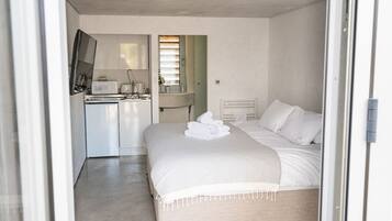 6 bedrooms, desk, free WiFi, bed sheets