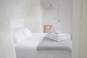 6 bedrooms, desk, free WiFi, bed sheets