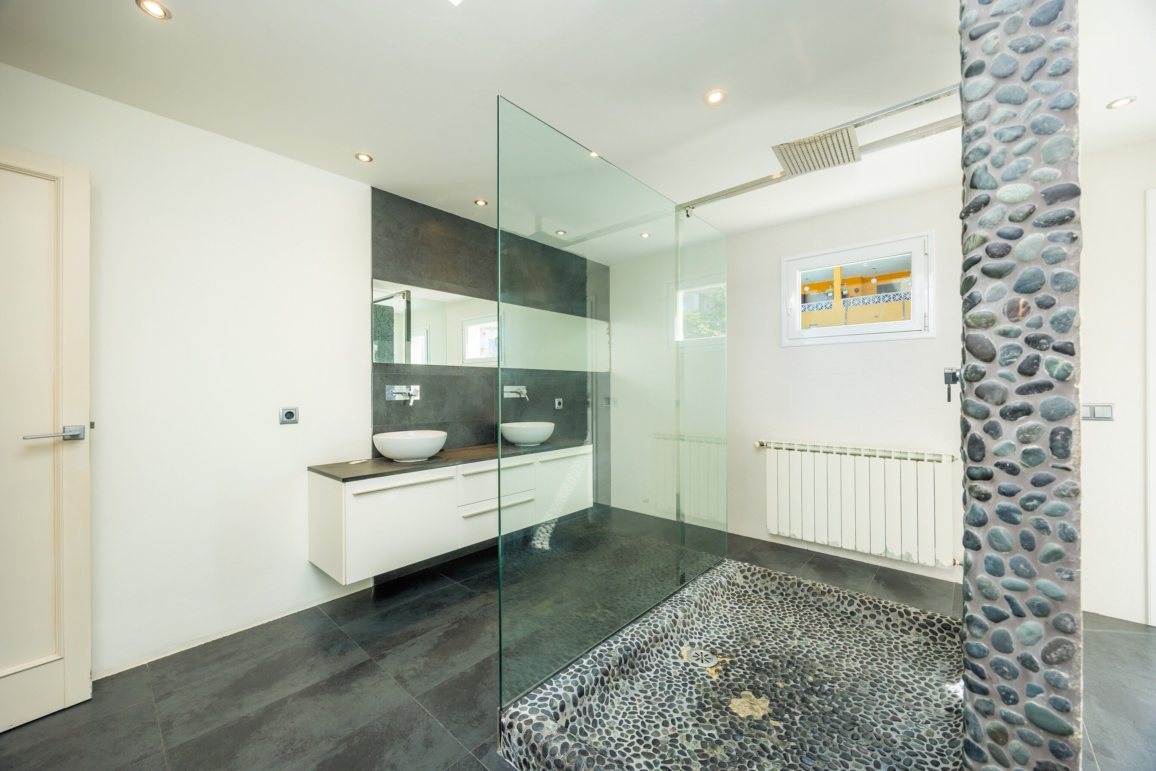 Douche, articles de toilette gratuits, serviettes fournies