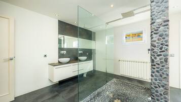 Douche, articles de toilette gratuits, serviettes fournies