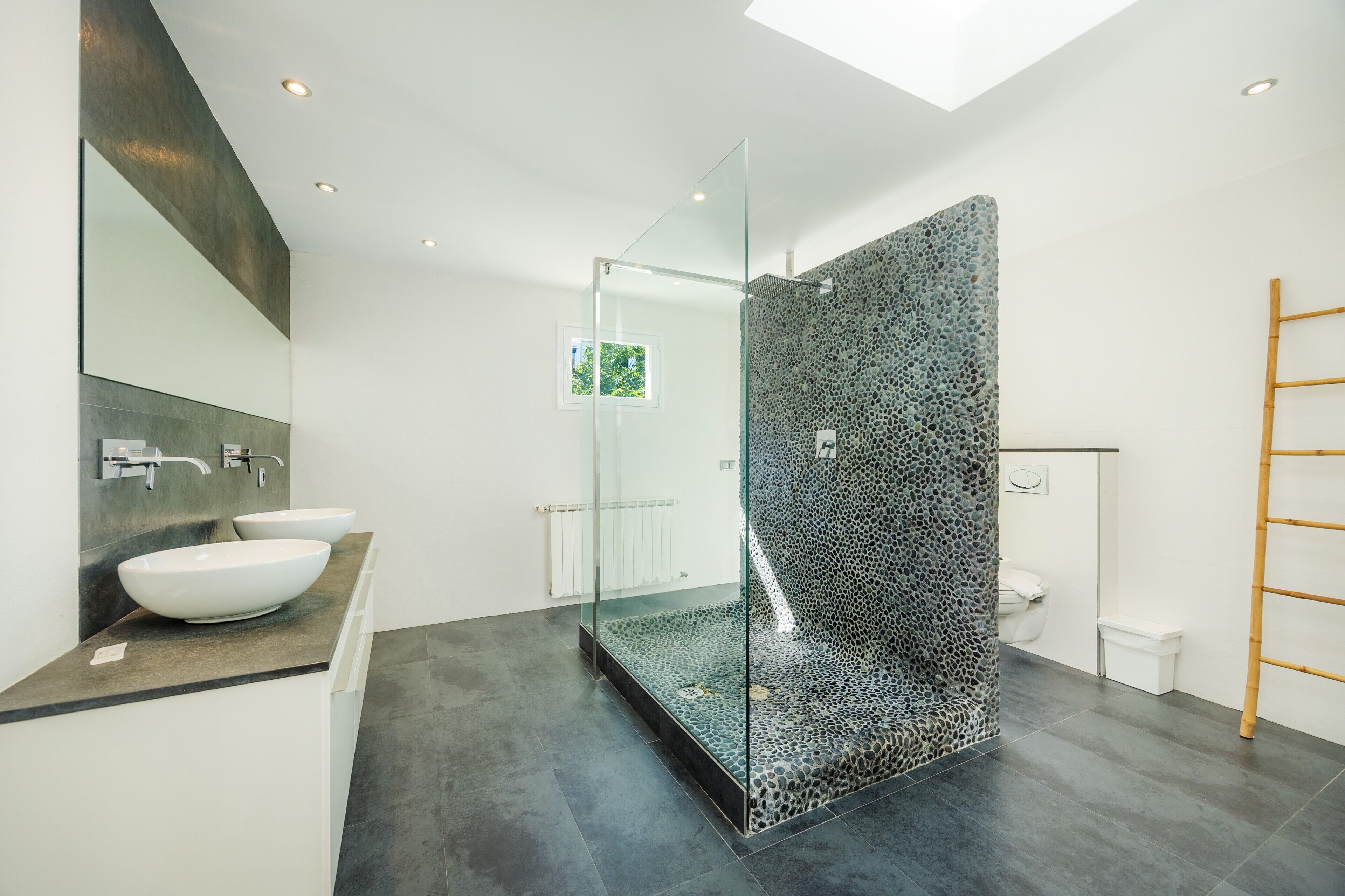 Een douche, gratis toiletartikelen, handdoeken