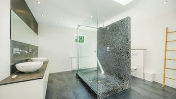 Een douche, gratis toiletartikelen, handdoeken