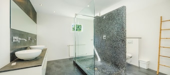 Villa 'Ca Nostra' with Mountain Views, Wi-Fi and Air Conditioning