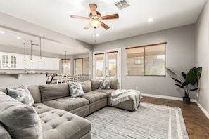 Smart TV, fireplace, foosball - Spacious 5-bedroom house in E Mesa {pool+spa+putting green+foosball-sleeps 14} (Mesa)