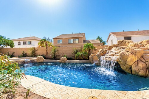 Spacious 5-bedroom house in E Mesa {pool+spa+putting green+foosball-sleeps 14}