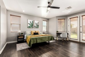 5 Schlafzimmer, Schreibtisch, Bügeleisen/Bügelbrett, Reisekinderbett